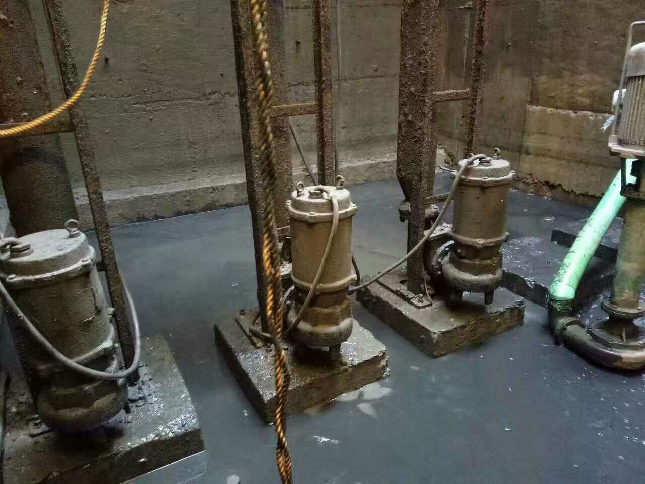 洪雅污水池清理