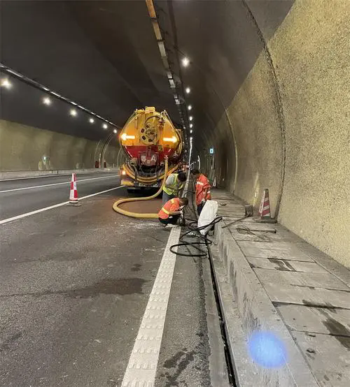 洪雅隧道排水渠清淤